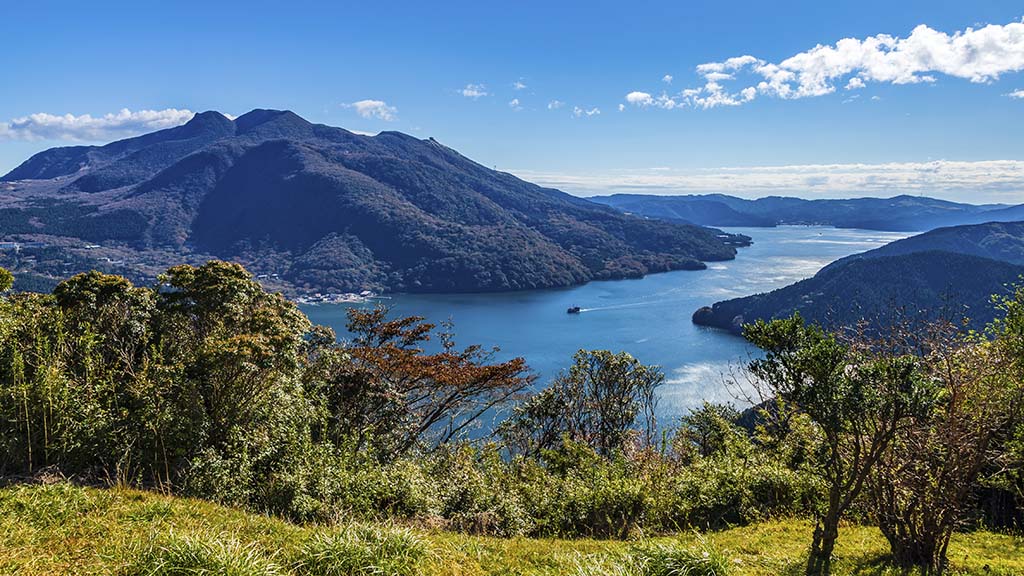 芦ノ湖と箱根山